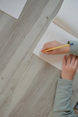Children studying together.  一緒に勉強する子供達