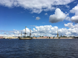 Fototapeta na wymiar Water area of ​​the Neva with the sailing ship 