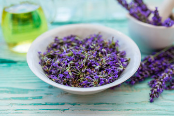 Obraz na płótnie Canvas Lavender flowers and ingredients for aromatic lavender oil.