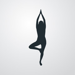 Fototapeta premium Silueta de mujer practicando la posición del árbol de yoga en fondo gris