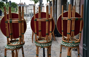 Fototapeta na wymiar Gestapelte Bistromöbel in der Altstadt von Lyon