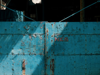 青く塗装された錆びた鉄の扉