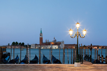 Venezia. Gondole all'ormeggio verso l'isola di San Giorgio Maggiore