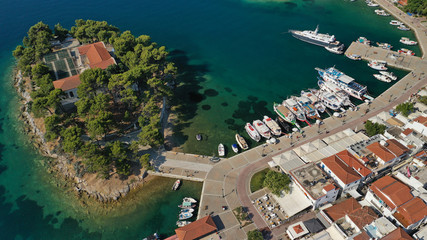 Fototapeta na wymiar Aerial drone panoramic photo of picturesque main town of Skiathos island featuring small landmark peninsula of Bourtzi, Sporades, Greece