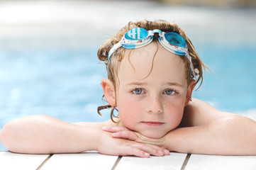 Junge mit Taucherbrille im Schwimmbad