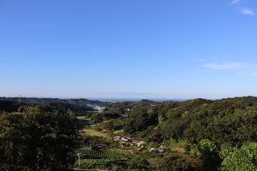 Fototapeta na wymiar rural view and ocean from the hill