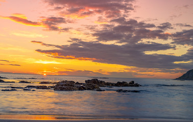 Obraz premium Sunset panorama. sunset on the beach