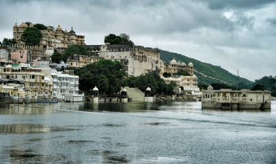 Views of Lake Pichola with the City Palace of Udaipur in the background. Rajastan, India.