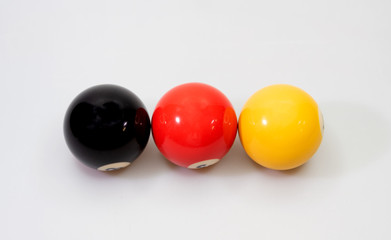 Billardkugeln schwarz rot gold