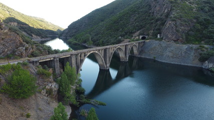 Fototapeta na wymiar Fotografía de un puente de ferrocarril ,que pasa sobre un rió.