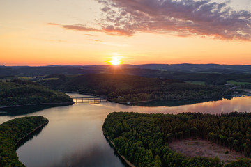 Luftbild eines Sees im Sonnenuntergang