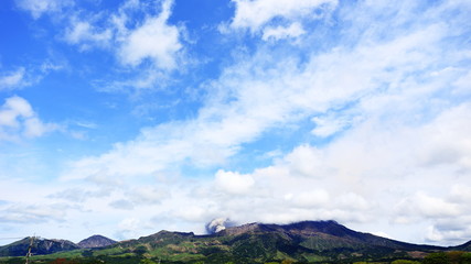 噴煙を上げる阿蘇山