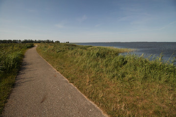Fototapeta premium Der Ostseeküsten-Radweg bei Stralsund (Nisdorfer Steinriff)