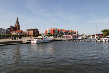 Obraz premium Barth an der Ostsee; Hafen, Hafenplatz und Kirche