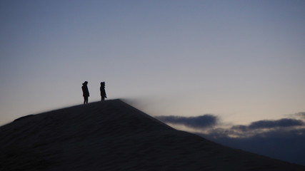 Silhouettes au sommet de la Dune du Pilat, photographiées après le coucher de soleil
