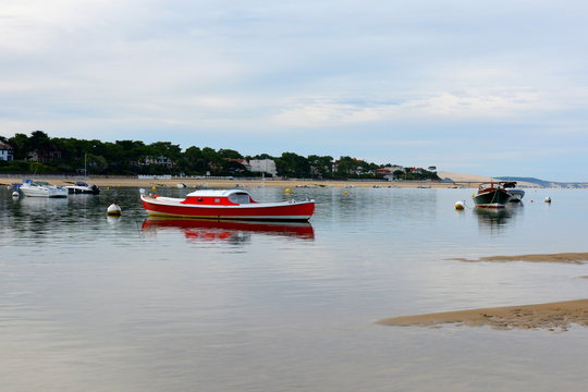 France, gironde,  la pinasse est le bateau historique et traditionnel du bassin d'Arcachon,  cette petite embarcation &agrave; fond plat, aujourd'hui motoris&eacute;e, est utilis&eacute;e pour la plaisance et la p&ecirc;che.