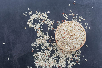 Brown rice in a wooden cup	