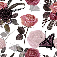 Modèle sans couture de style vintage victorien avec des roses aquarelles rouges et bordeaux, papillon, plumes sur fond blanc. Imprimé rétro floral romantique.