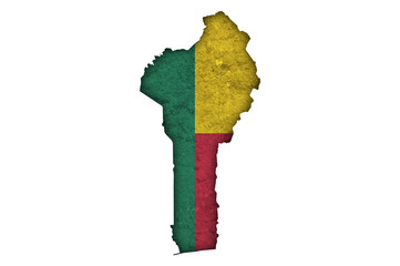 Karte und Fahne von Benin auf verwittertem Beton