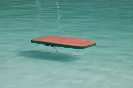 prancha abandonada na piscina, body board