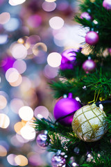 Fototapeta na wymiar クリスマスツリーを彩る飾り付けとイルミネーション