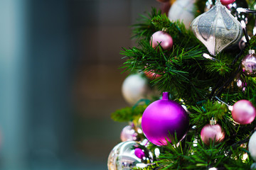 クリスマスツリーを彩る飾り付けとイルミネーション