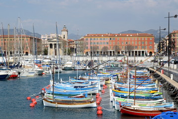 Fototapeta na wymiar France, côte d'azur, le port Lympia de Nice ville aves ses bateaux typiques appelés pointus, ce port de plaisance sert aussi pour les liaisons avec la Corse et la Sardaigne.