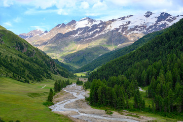 Fototapeta na wymiar Fernblick in das Langtauferer Tal (Vinschgau, Südtirol)