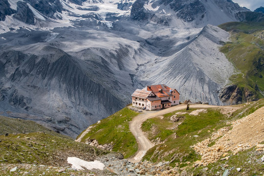 Die Schaubachh&uuml;tte vor dem Ortler Gletscher