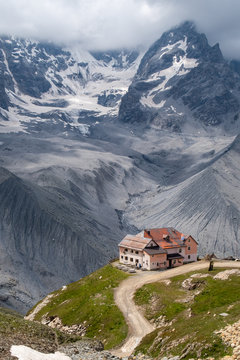 Die Schaubachh&uuml;tte vor dem Ortler Gletscher