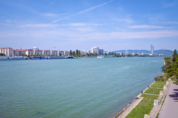 Obraz premium Danube river and Vienna skyline in summer. Austria