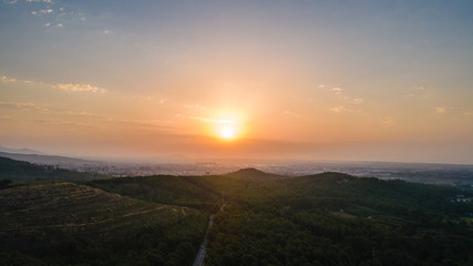 Amanecer con el Skyline de Barcelona en el Horizonte