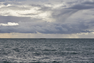 Mer et ciel nuageux à l'horizon .