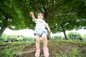 公園で遊ぶ子供たち