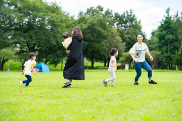 Obraz na płótnie Canvas 公園で遊ぶ子供たち