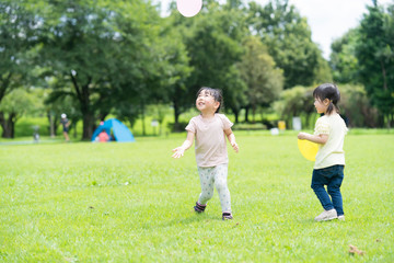 Fototapeta premium 公園で遊ぶ子供たち