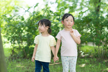 公園で遊ぶ子供たち