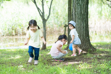 公園で遊ぶ子供たち