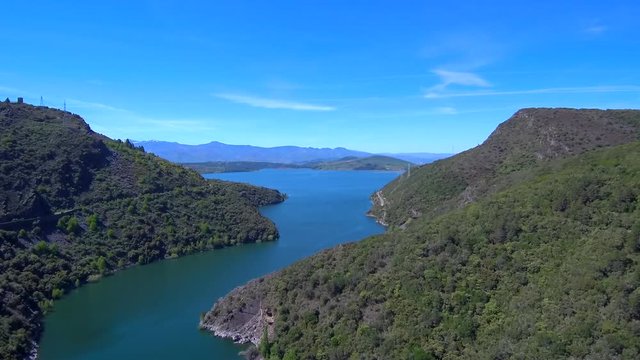 Cabecera de embalse de Barcena, con vistas a la monta&ntilde;a