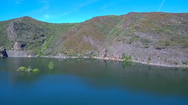Pantano sobrevolado con dron observando los arboles cubiertos por la crecida