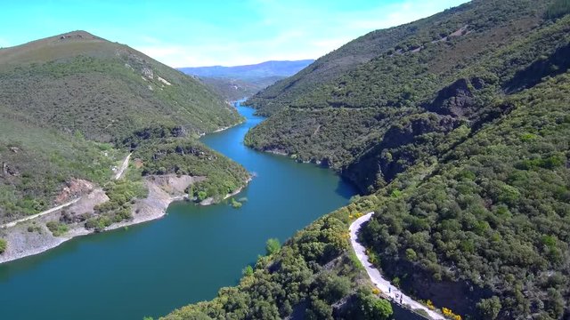 Rivera de rio que va realizando zigzag hasta llegar al pantano.