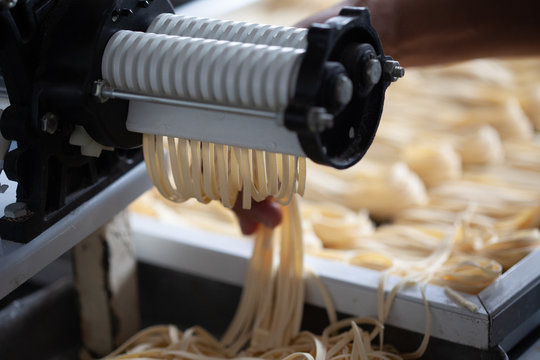 Produ&ccedil;&atilde;o de Talharim Cantina Italiana