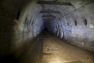 Fototapeta premium podziemny betonowy korytarz łączący bunkry