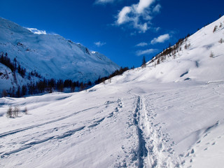 Fototapeta na wymiar snowy winter panorama of the valley.