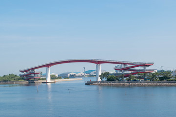 海を渡る歩道橋（中の島大橋）