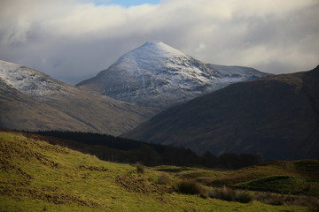 Obraz na płótnie Canvas Scottish Mountains show their beauty in the wilderness.