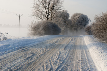 zasypana śniegiem niebezpieczna zimowa droga © qrrr