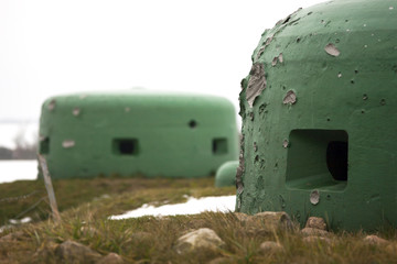 ostrzelana stalowa kopuła poniemieckiego bunkra © qrrr