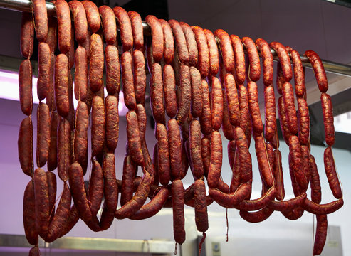 Ristra de chorizos espa&ntilde;oles colgados en un mercado