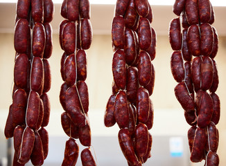 Ristra de chorizos espa&ntilde;oles colgados en un mercado